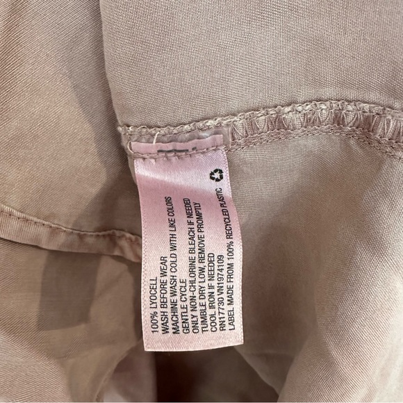 NWT Universal Thread Pink Button Down Shirt - Picture 9 of 9